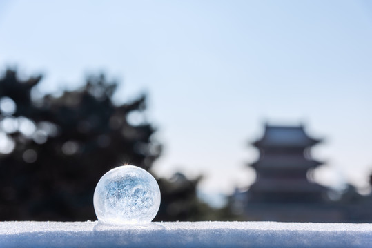 冬天雪后古建筑背景和肥皂泡