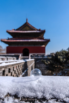 冬天雪后古建筑背景和肥皂泡