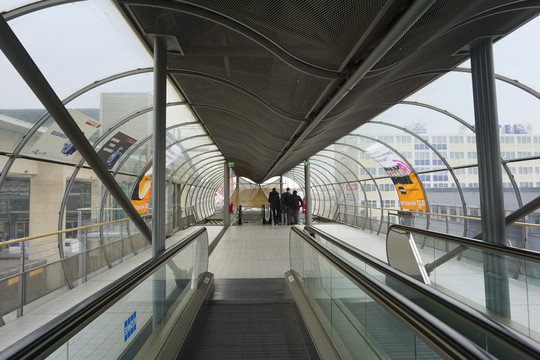 德国汉诺威展览中心与快铁站廊桥