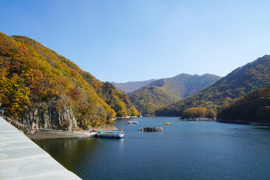 辽宁本溪关山湖秋天的景色