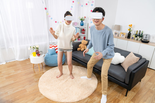年轻情侣在家玩VR游戏