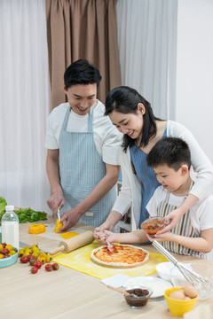 快乐的年轻家庭做披萨