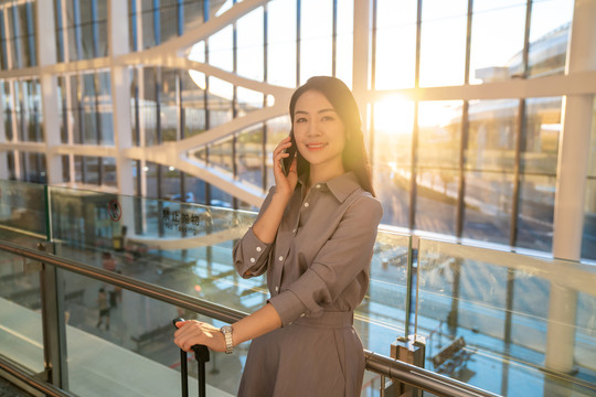 商务女士在机场打电话