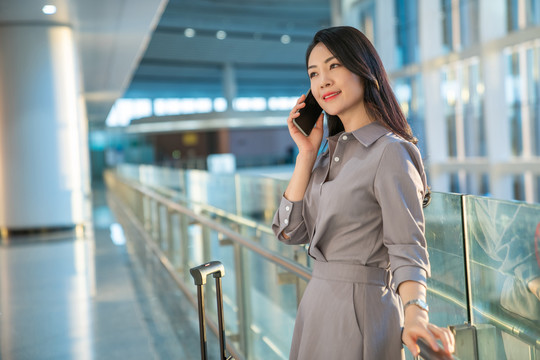 商务女士在机场打电话