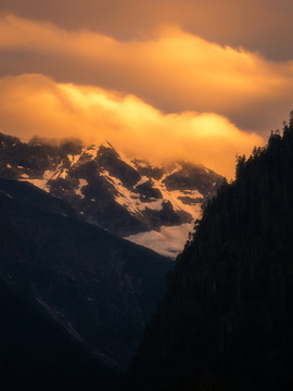 云雾中的雪山