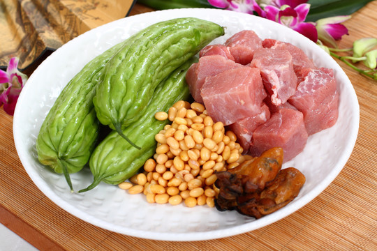 凉瓜黄豆瘦肉汤