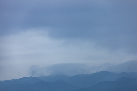 雨后山峰