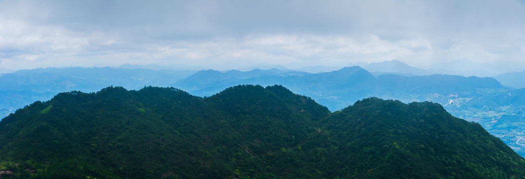 蓝色调群山