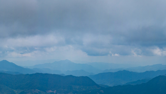 蓝色调群山