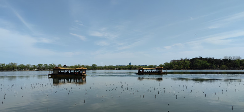 颐和园昆明湖上的游船