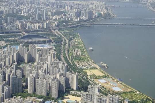 俯拍韩国首尔汉江沿岸城市