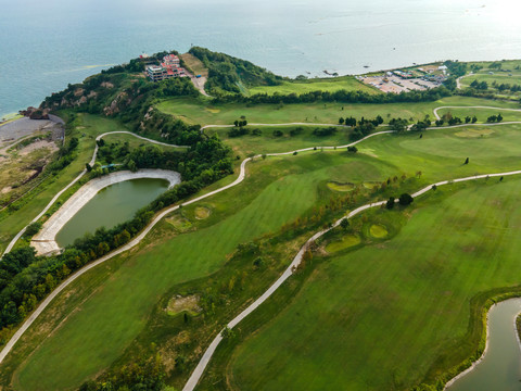 高视角拍青岛海岸线高尔夫球场