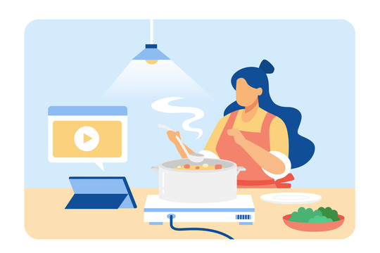 女人在厨房看在线视频学习烹饪咖哩
