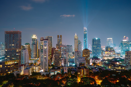 树顶城市大楼群夜景摄影照