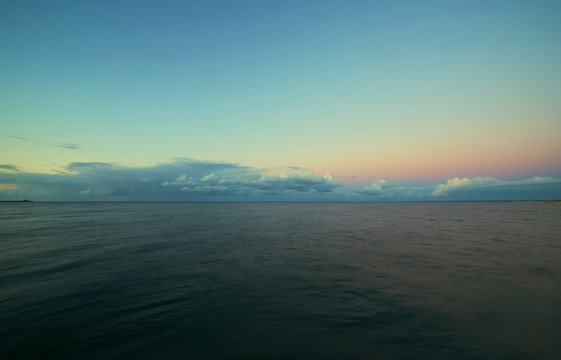 辽阔大海天空平视拍摄影照