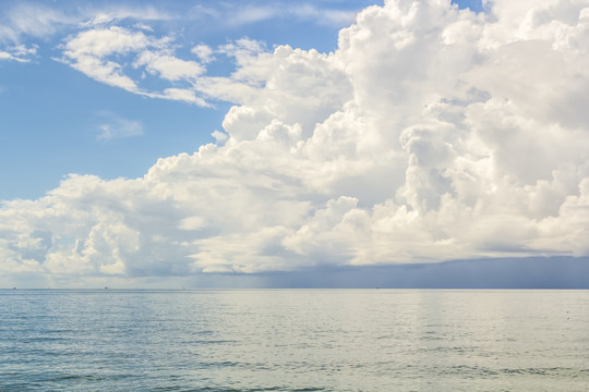 海面上下雨