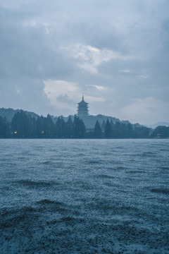 杭州西湖雨中雷峰塔