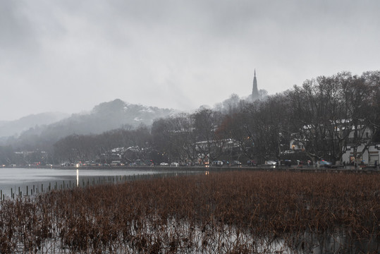 杭州西湖雪后宝石山