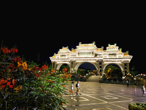 顺峰山公园牌坊夜景