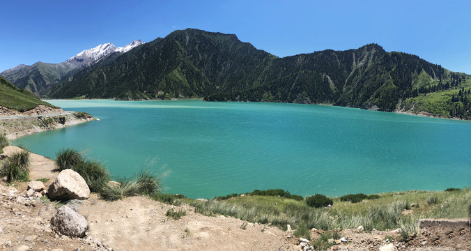 西藏318国道旁的碧绿色然乌湖