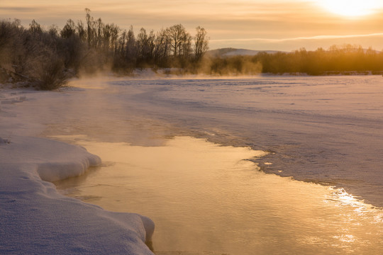 冬季清晨冰雪河流根河
