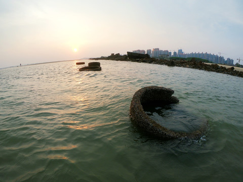 海上礁石落日