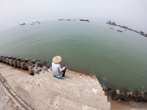 海边垂钓者