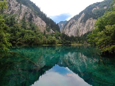 镜海九寨沟山水风景背景桌面图