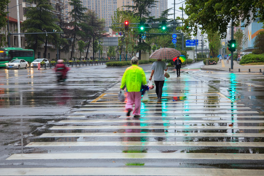 雨天马路行人