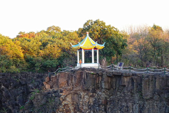 镜泊湖景区的火山地貌和小亭