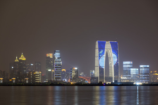 金鸡湖东方之门夜景