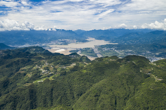 群山环抱三峡大坝