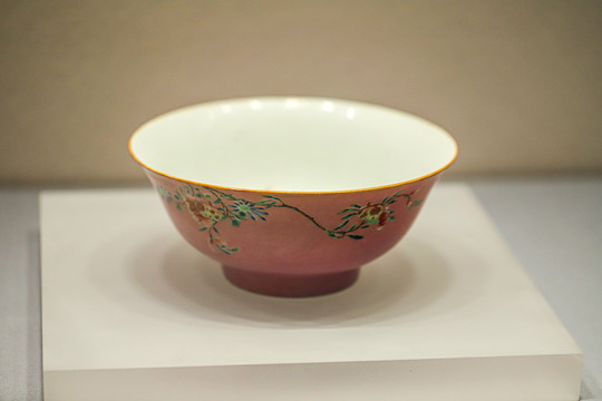 咽脂红地粉彩折枝石榴花卉纹瓷碗