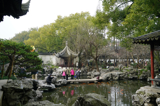 上海豫园假山湖水亭子的景色
