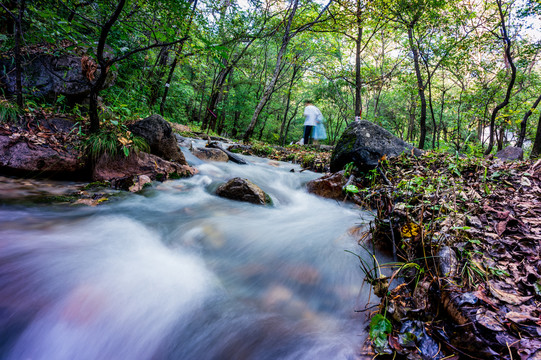 山涧溪水