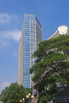 一栋现代化的写字楼