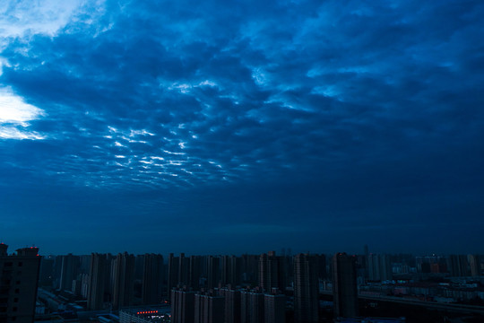 雨天城市夜景