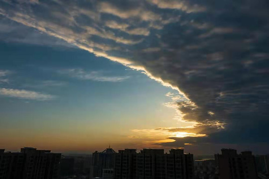 夜幕下的城市