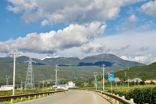 蓝天白云风车公路