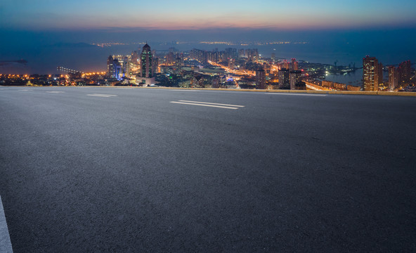 高速公路天际线和城市景观夜景