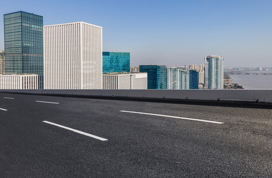 沥青地面和建筑群背景