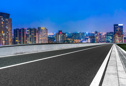 公路弯道和城市景观夜景