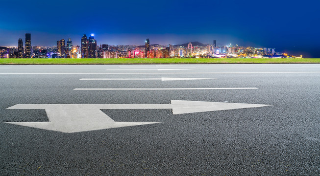 柏油马路和城市景观夜景