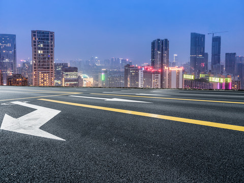 高速行车道和现代建筑夜景