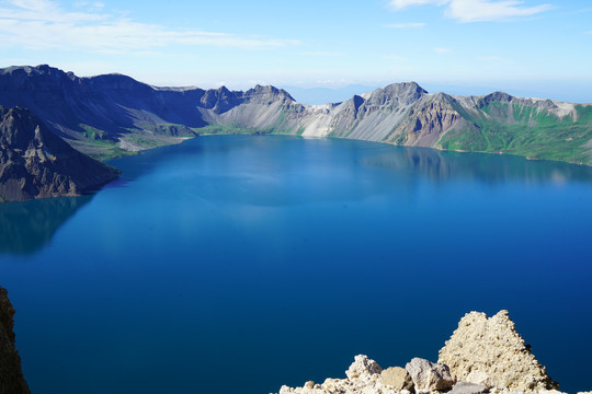 蓝色的长白山天池湖水北坡景色