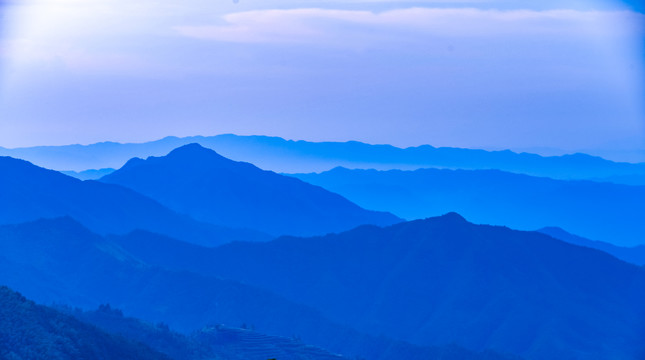 山峰蓝色