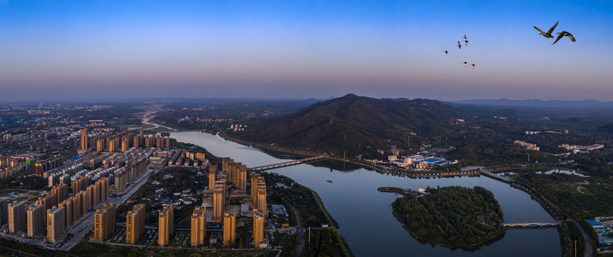 俯瞰美丽的山水城市风光