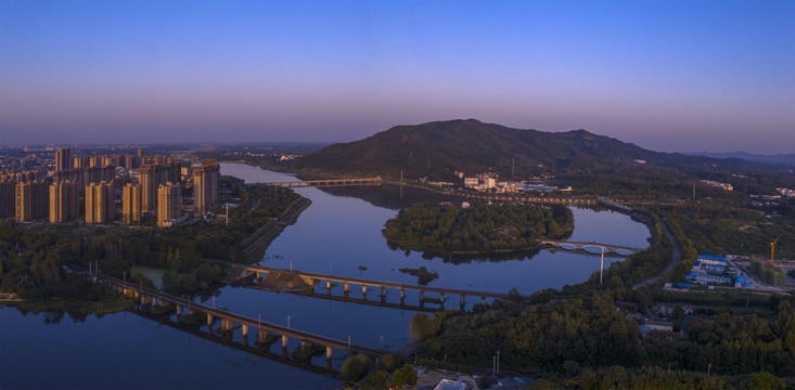 鸟瞰美丽的山水城市风光