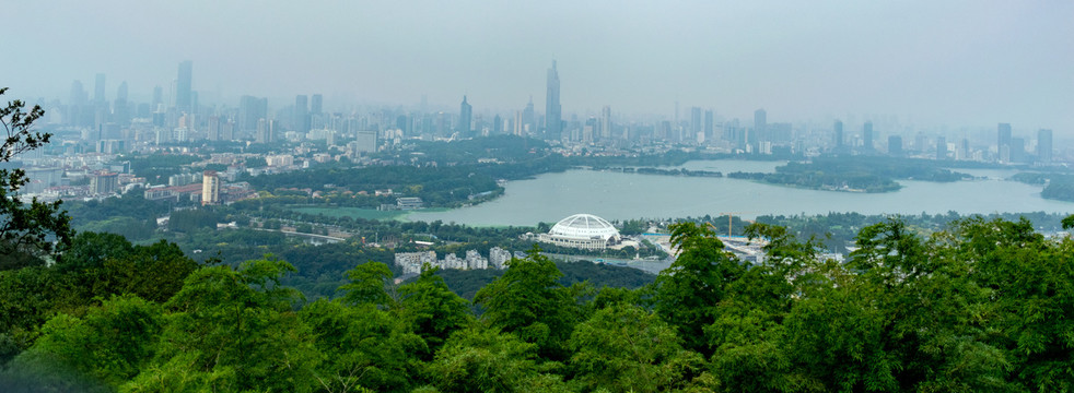 紫金山俯瞰烟雨中南京城