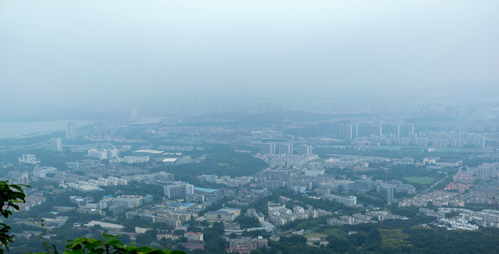 紫金山俯瞰烟雨中南京城